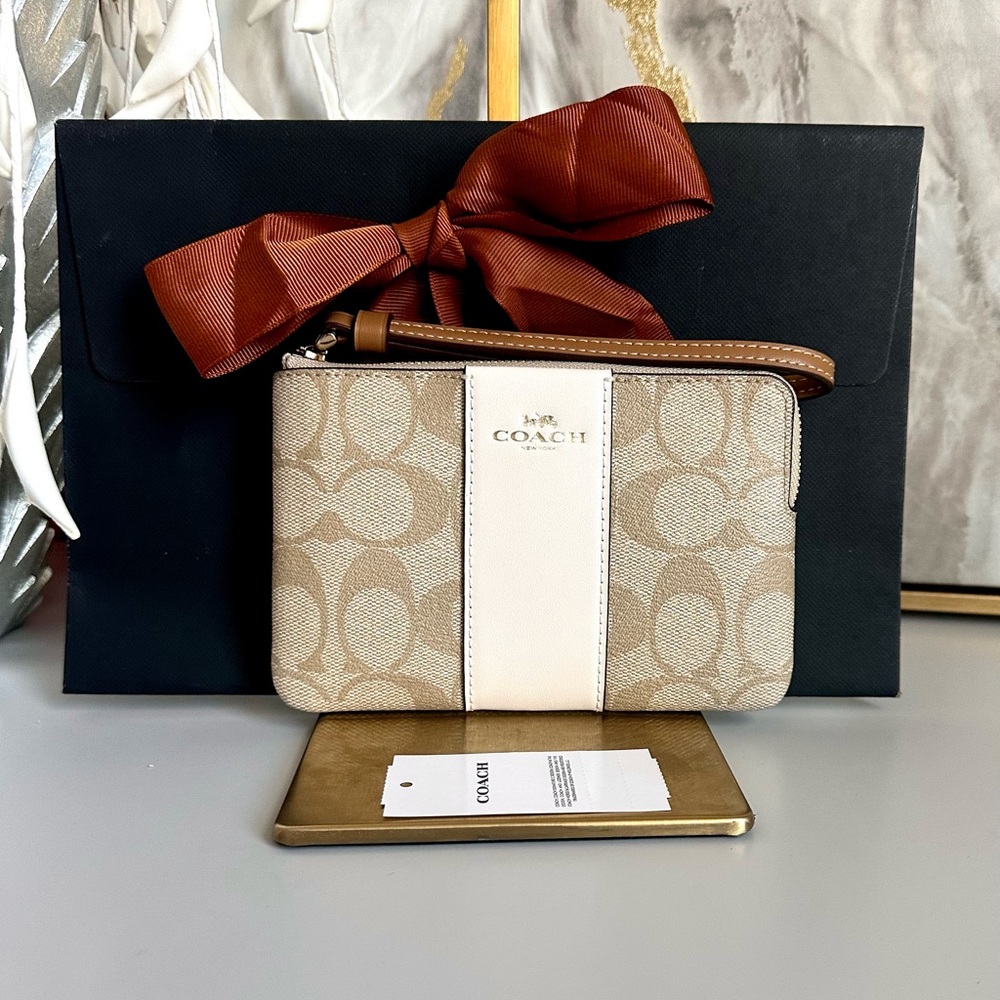 NWT COACH Corner Zip Wristlet In Signature Canvas with Black Gift Box